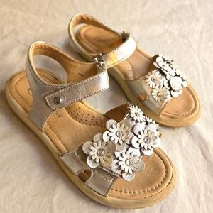 Naturino Girls Brahma Sandal Metallic Silver Applique Flowers Kids 13 or 13.5